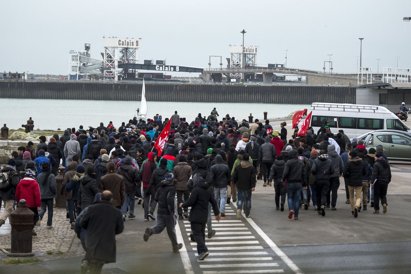 Мигранты штурмуют порт Кале во франции в надежде попасть на паром в Великобританию.