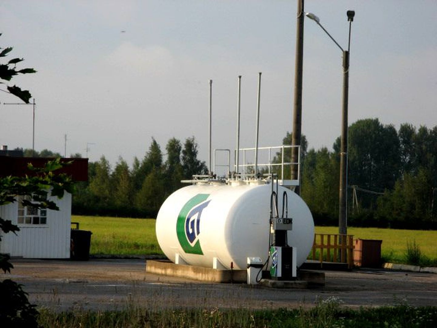 Abja vallas, Kamara külas asub GT Oil tankla.