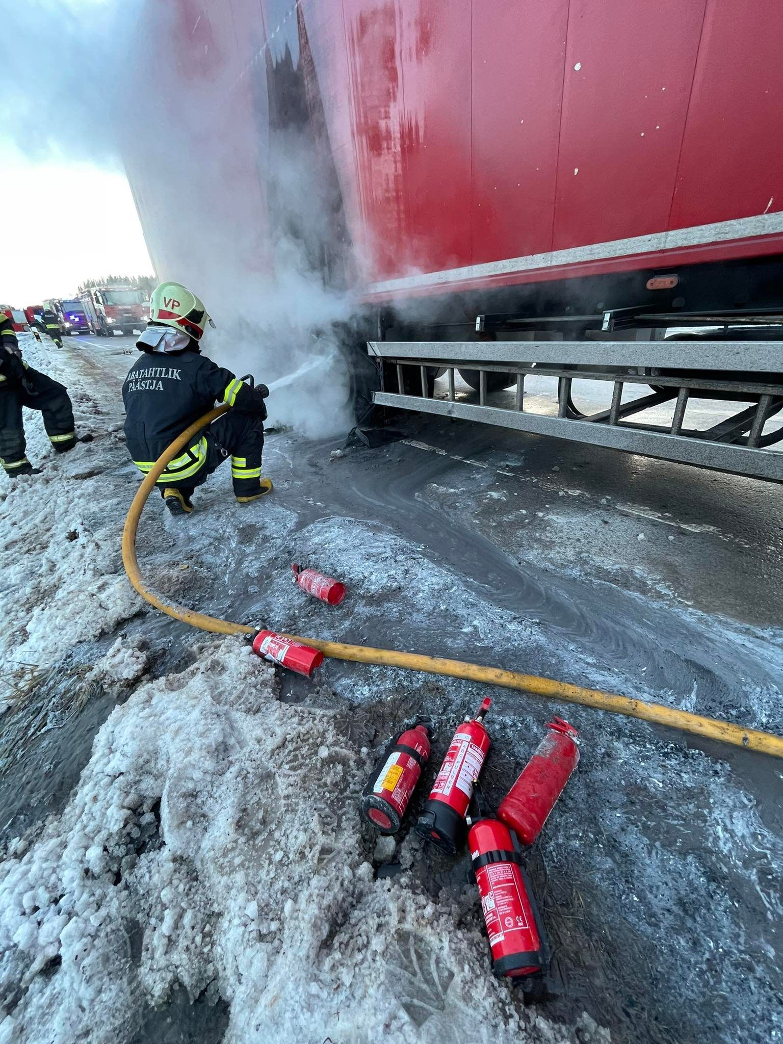 Kanepi vallas süttis veoki rehv.