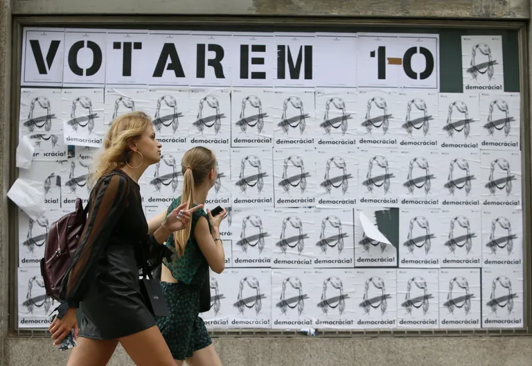 Naised möödumas Barcelonas postrist, mis kutsub katalaani keeles hääletama. / Scanpix
