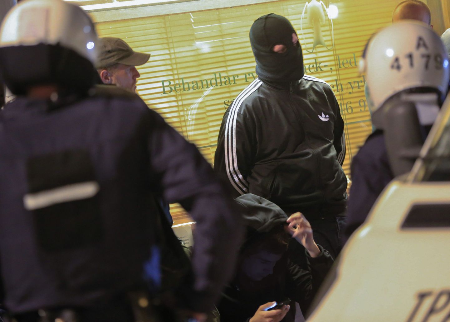 Rootsi politsei 2013 aasta maikuu rahutustes vastamisi maskis märatsejaga.
