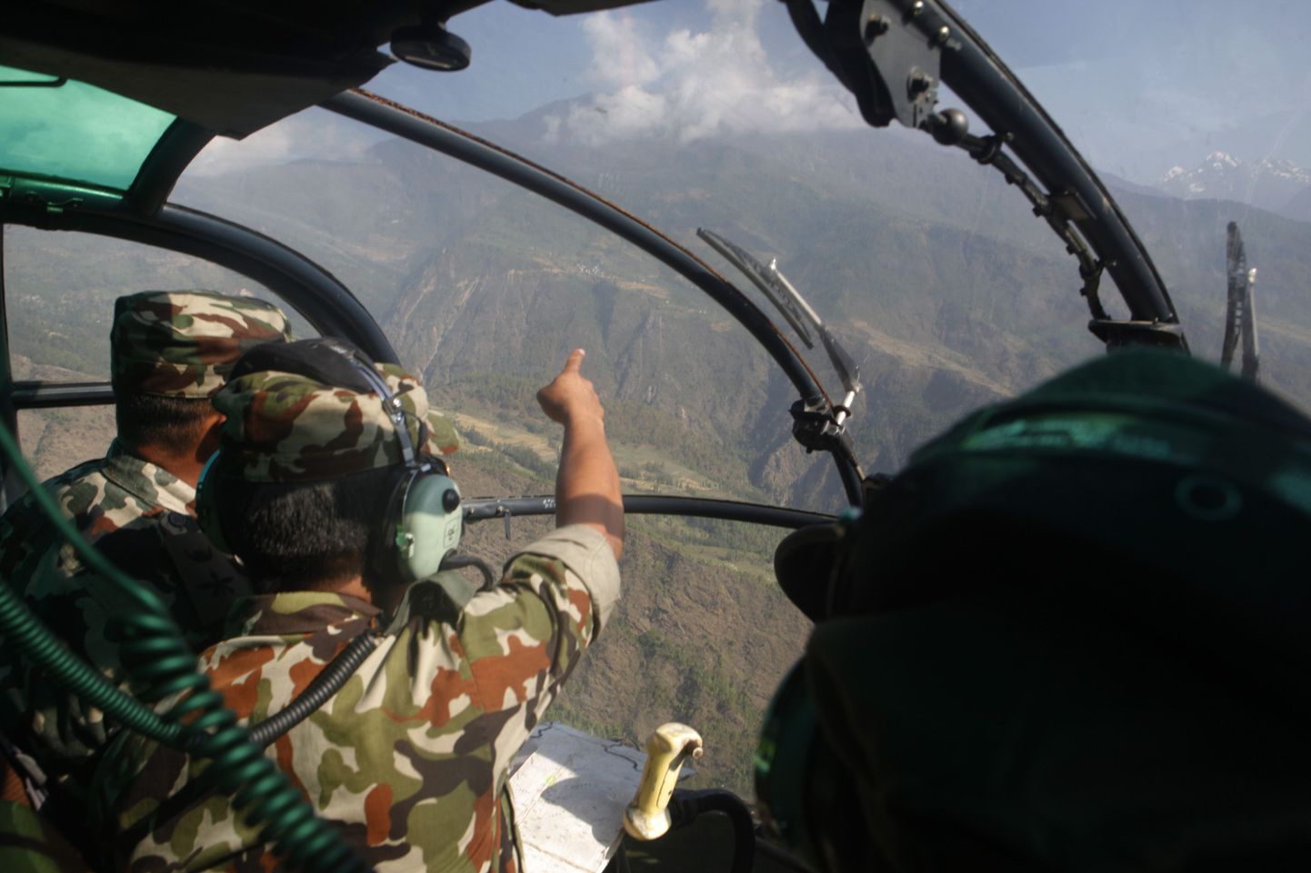 Nepali sõjaväelased eile veel kadunud USA kopterit otsimas.