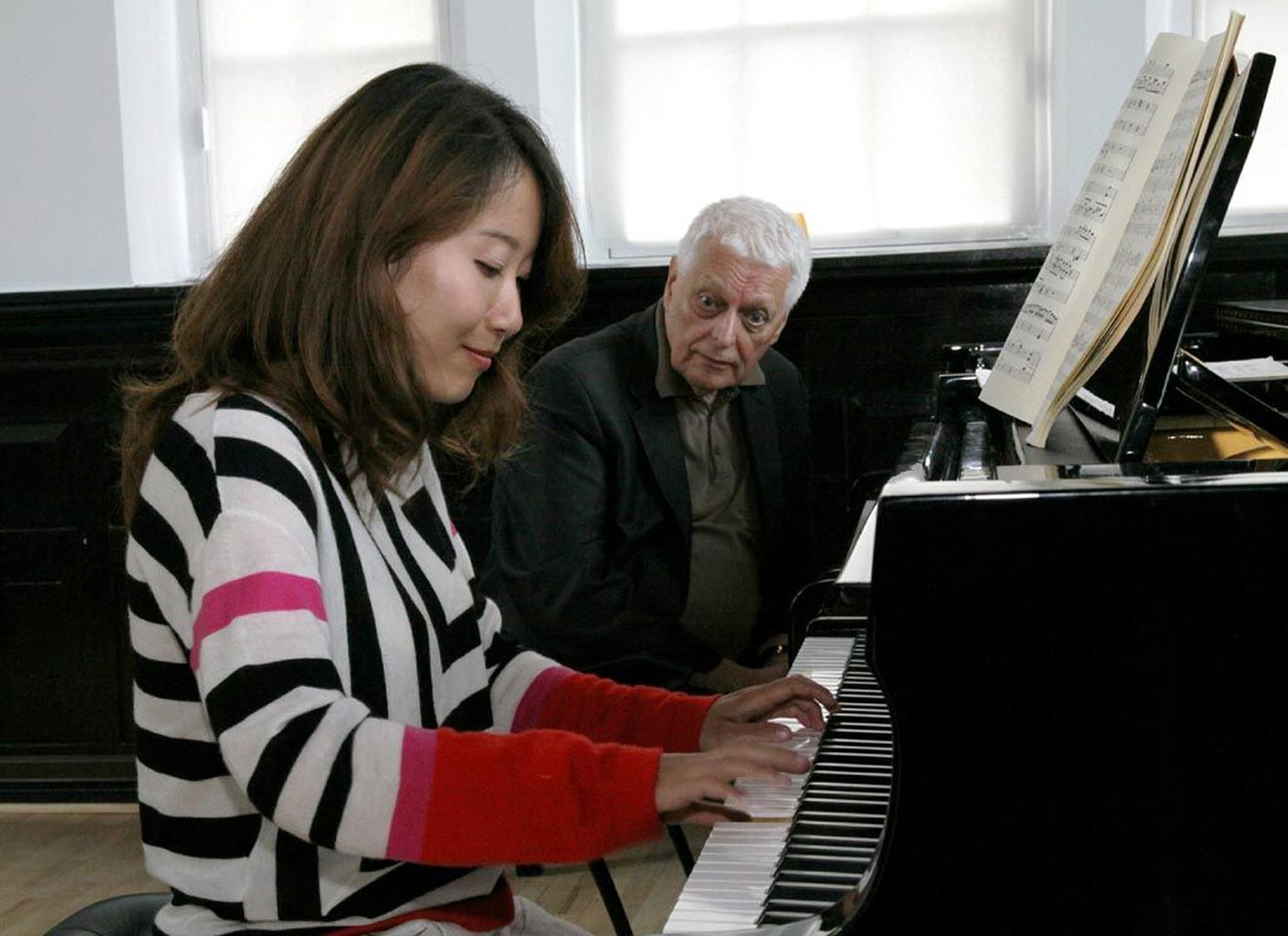 Pärnu raekojas esitavad klaveriklassikat Qian Zhang ja Arbo Valdma oma õpilastega.