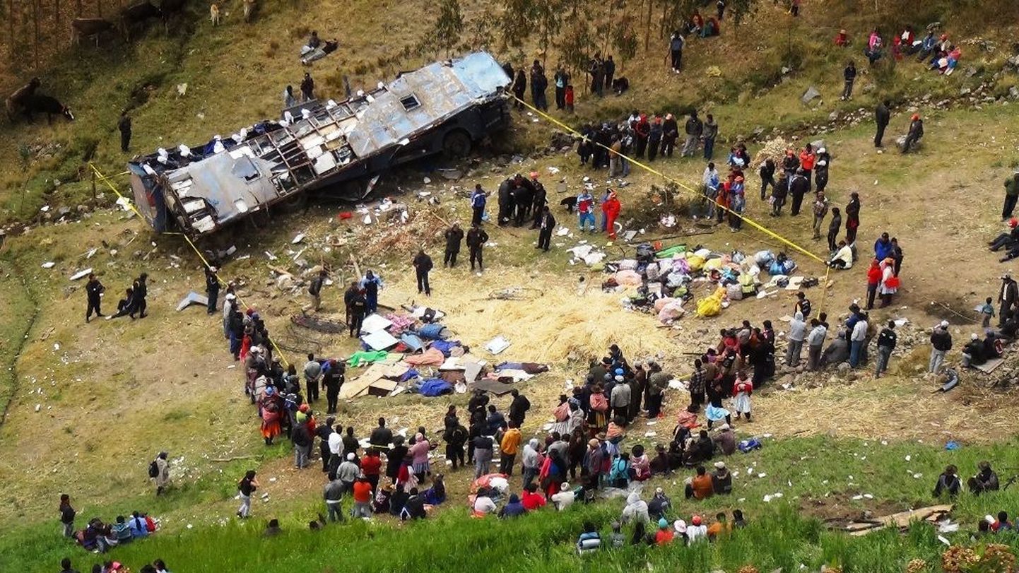 Peruu mägiteedel juhtuvad õnnetused on sageli väga ohvriterohked. Fotol on sarnane bussiõnnetus aastast 2013. Tookord hukkus õnnetuses 19 inimest.