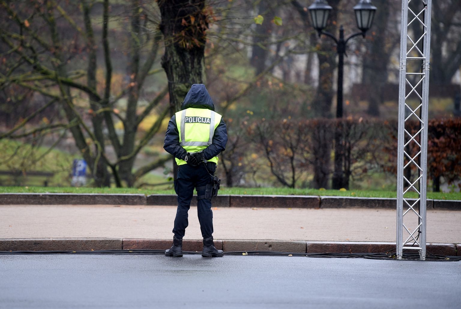 Policists Latvijas proklamēšanas gadadienai veltītās ziedu nolikšanas ceremonijas laikā pie Brīvības pieminekļa.
