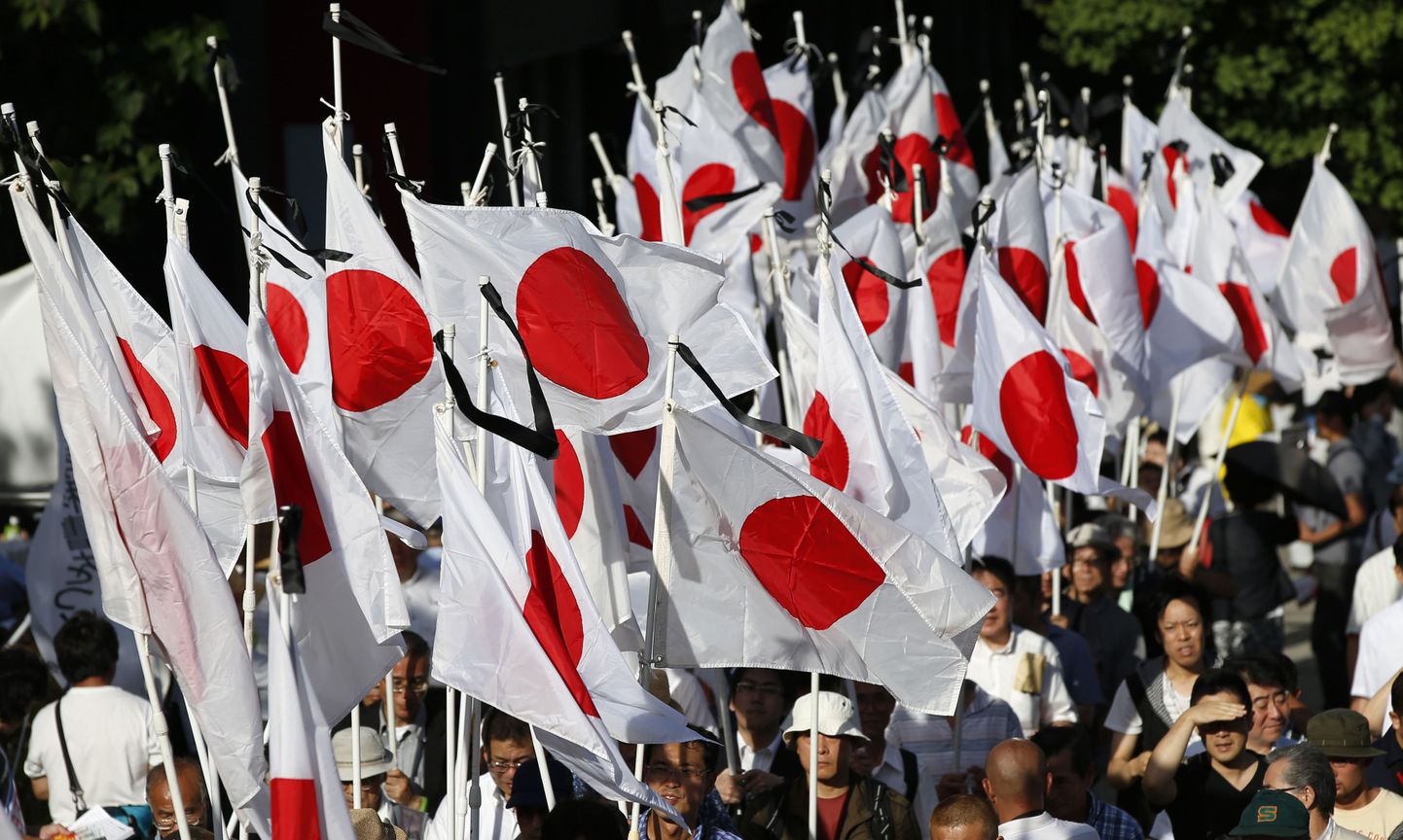 Kümned Jaapani lipud Tokyos.