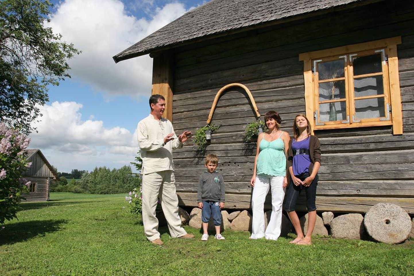 Teiste seas saab presidendilt käepigistuse kauni Eesti kodu eest Pärna talu pererahvas Taevere külast Suure-Jaani vallast.