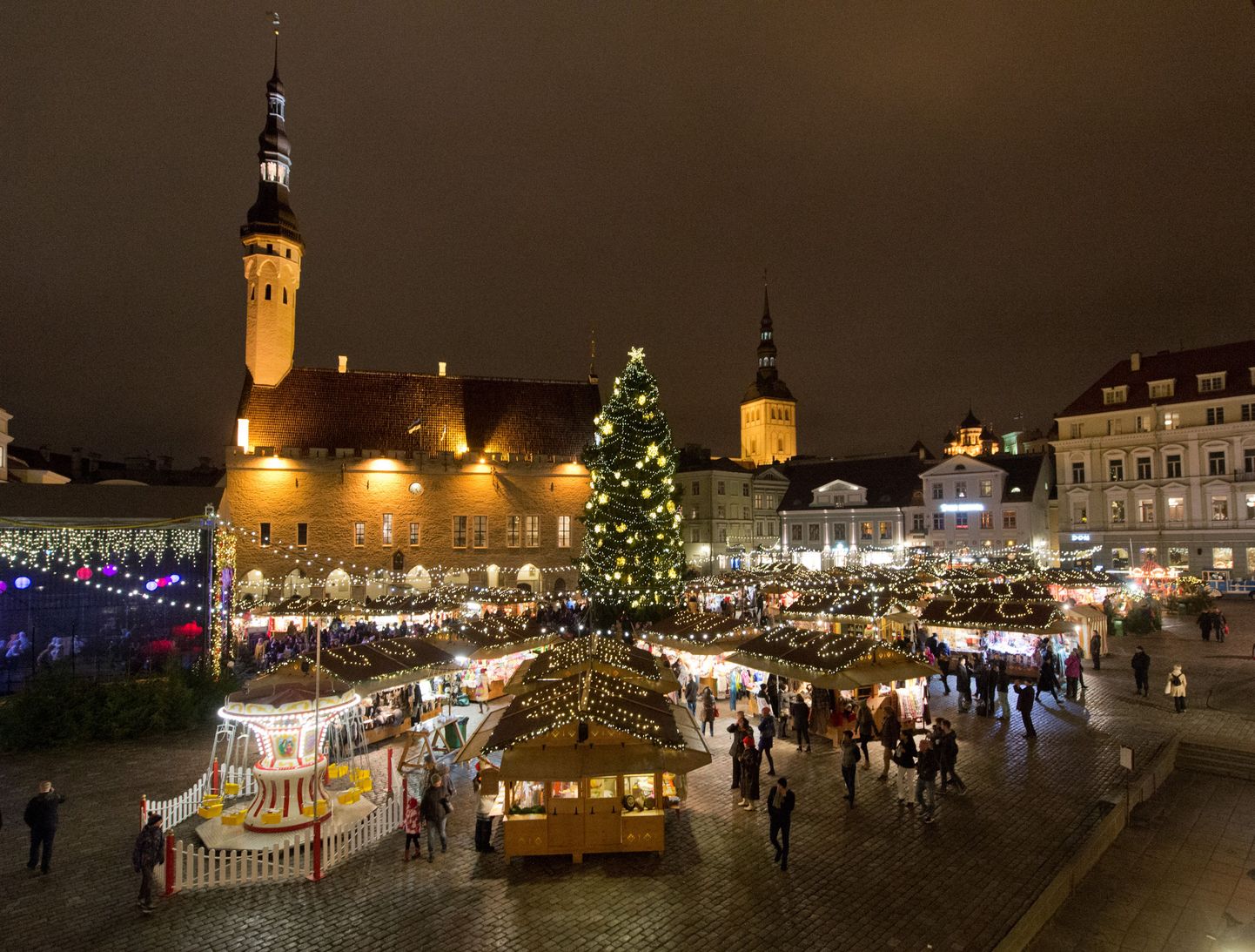 Tallinna jõuluturg on Raekoja platsil avatud 8. jaanuarini ja seal leiab põnevat tegevust igas vanuses huviline. Muidugi on kohal jõuluvana koos põhjapõtradega ning nädalalõppudel saab nautida kultuuriprogrammi.