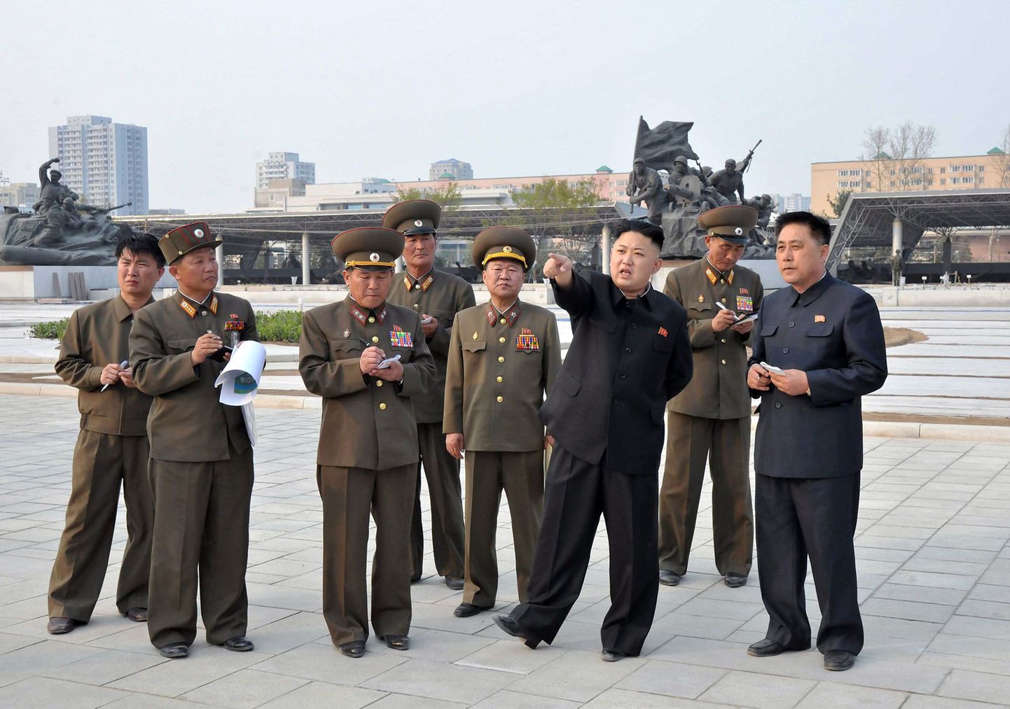 Põhja-Koera diktaator Kim Jong-un (paremalt kolmas) inspekteerib sõjamuuseumi.