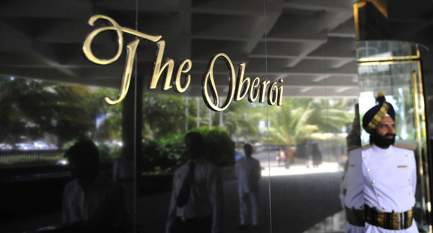 Mumbai merekaldal asuva Oberoi hotelli töötaja peasissepääsu ees.