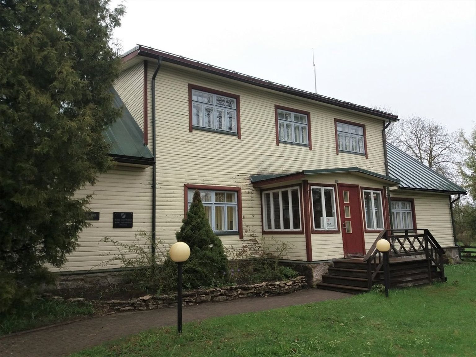 Maidla vallamaja seinal on kaks tahvlit: üks meenutab seal aastatel 1907−1970 tegutsenud Savala algkooli, teine 1992−2013 toimetanud vallavalitsust ja -volikogu.