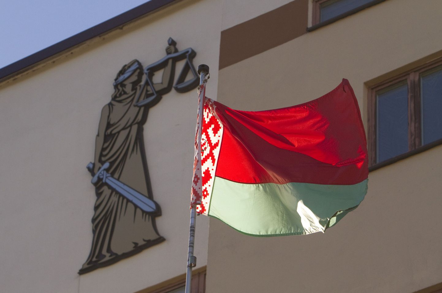 Valgevene lipp Minski kohtuhoone ees.