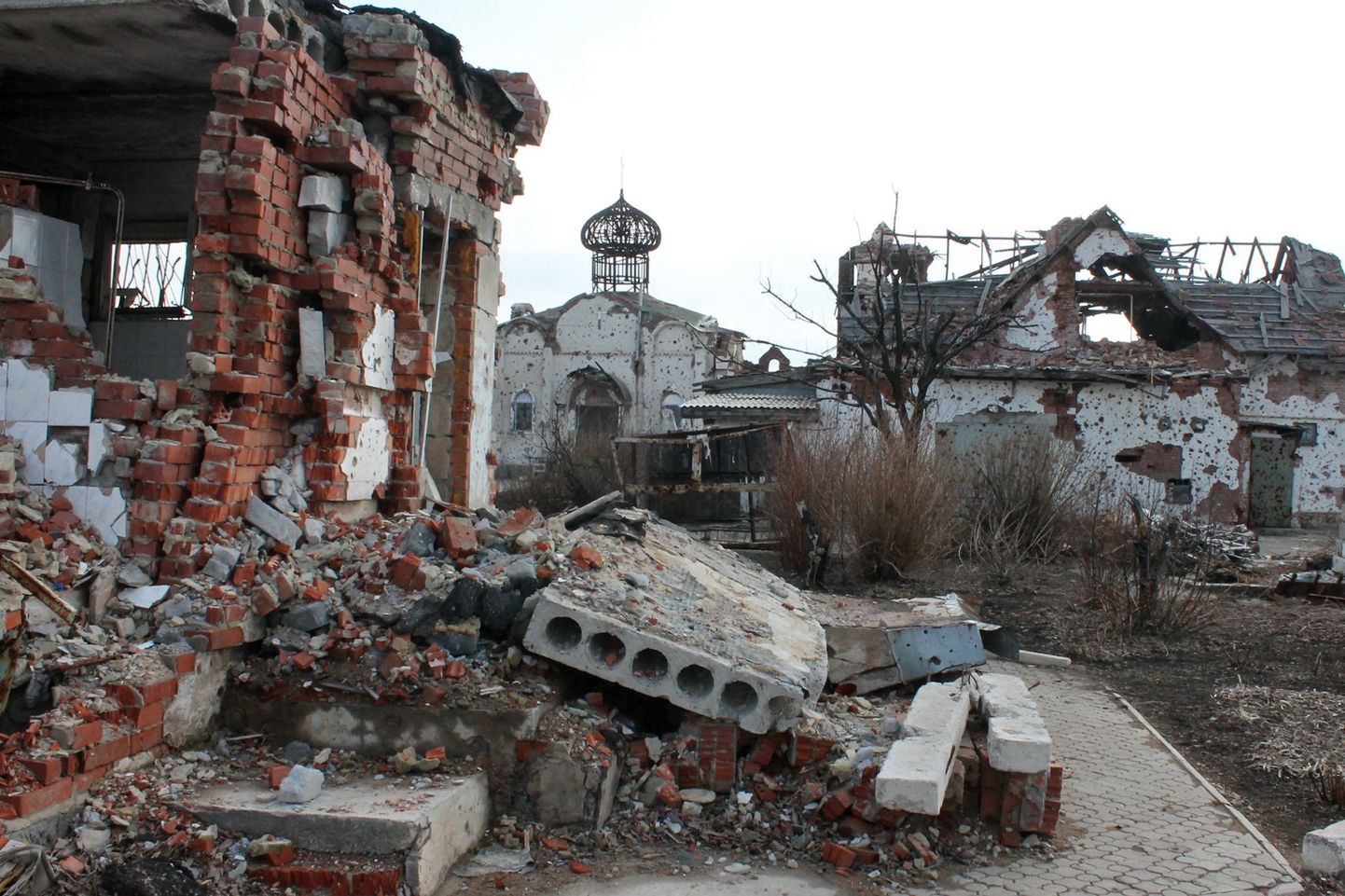 Lahingutes kahjustusi saanud hooned Donetski lennujaama lähistel.