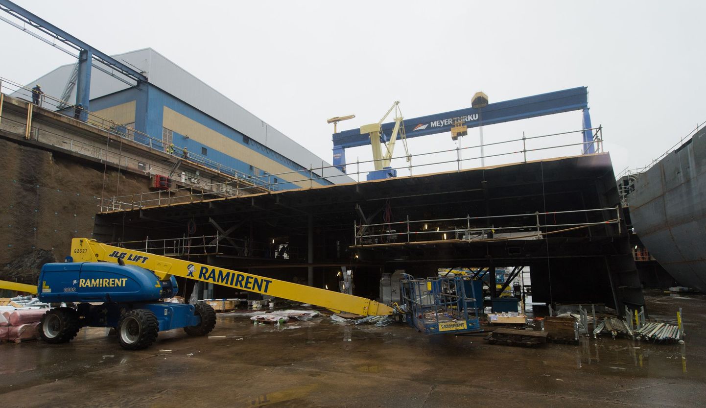 Soome tööstust on aasta alguses kosutanud vaid suured laevatellimused. Pildil Tallinki uue laeva Megastar kiilupanek Meyer Turku laevatehases.
