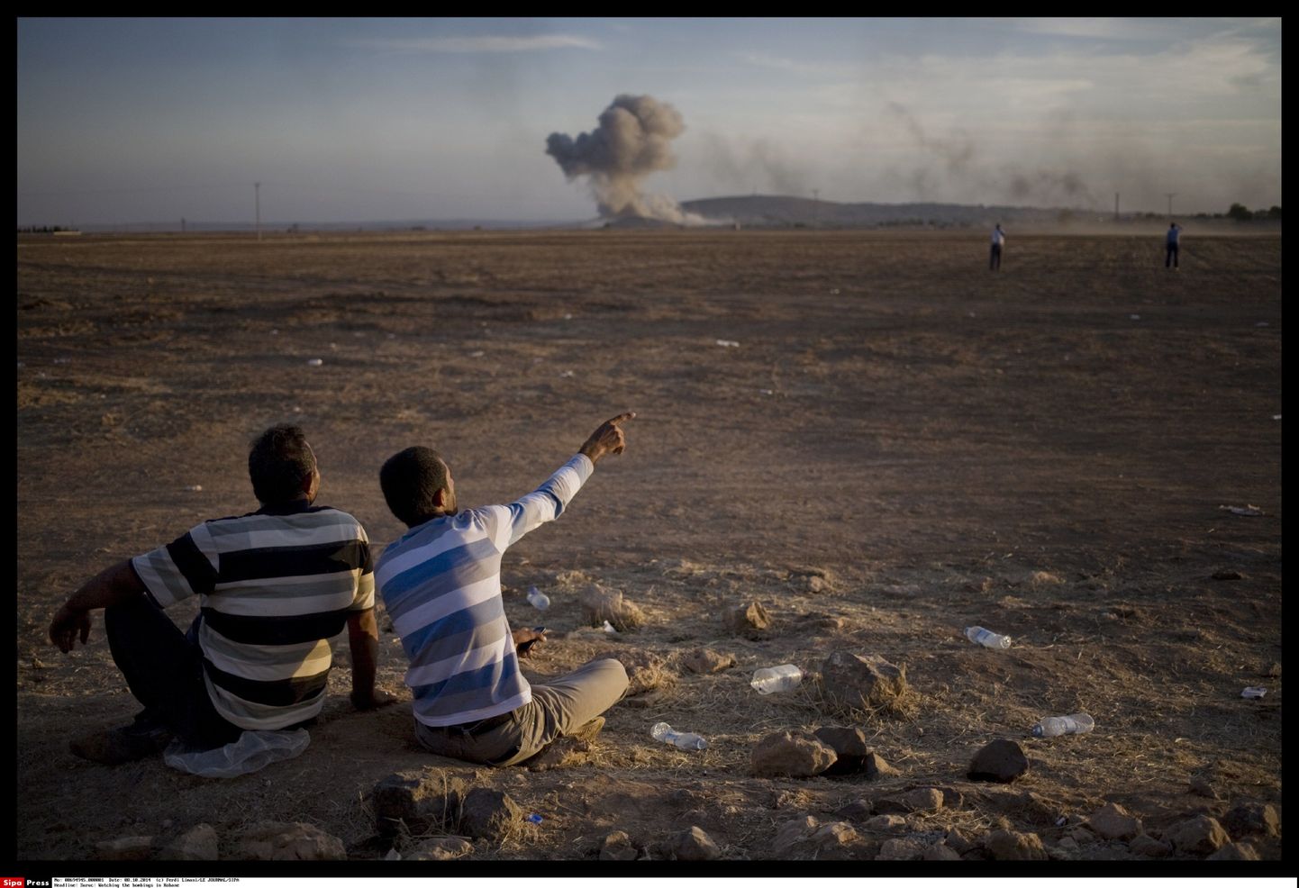 Türgi piiri taga jälgivad inimesed Kobane linnas korraldatavaid õhurünnakuid.