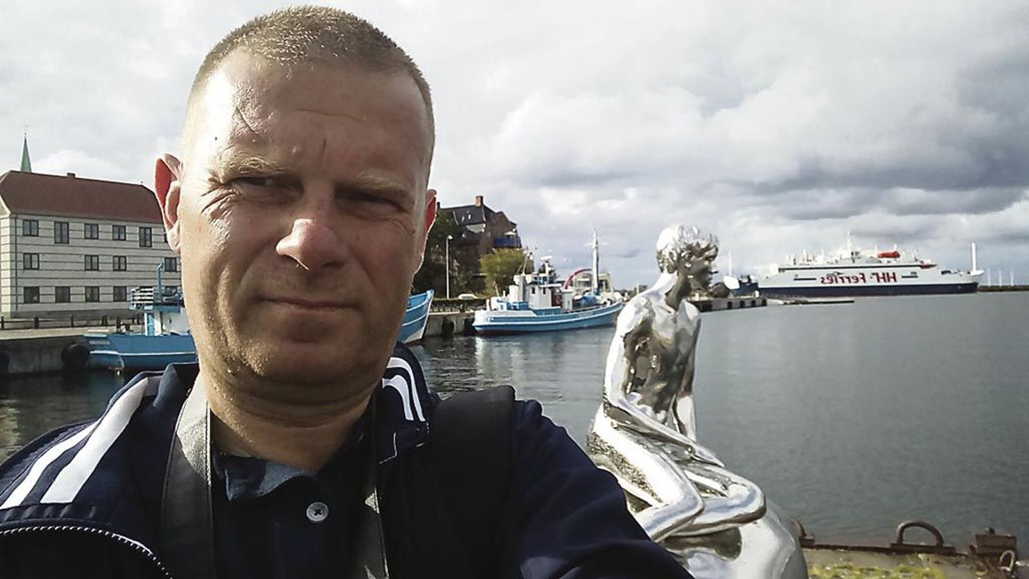 Linnapea Helsingöris kultuurisadamas, kus kail istub “Väikese merineitsi” kuju meenutavas poosis meesmerineitsi.