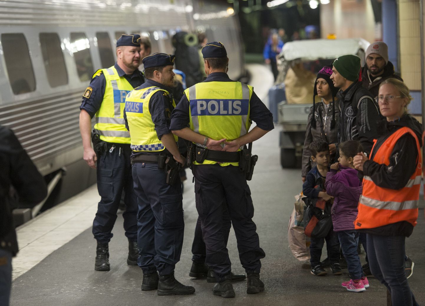 Rootsi politseinikud ootamas Stockholmi rongijaama migrante