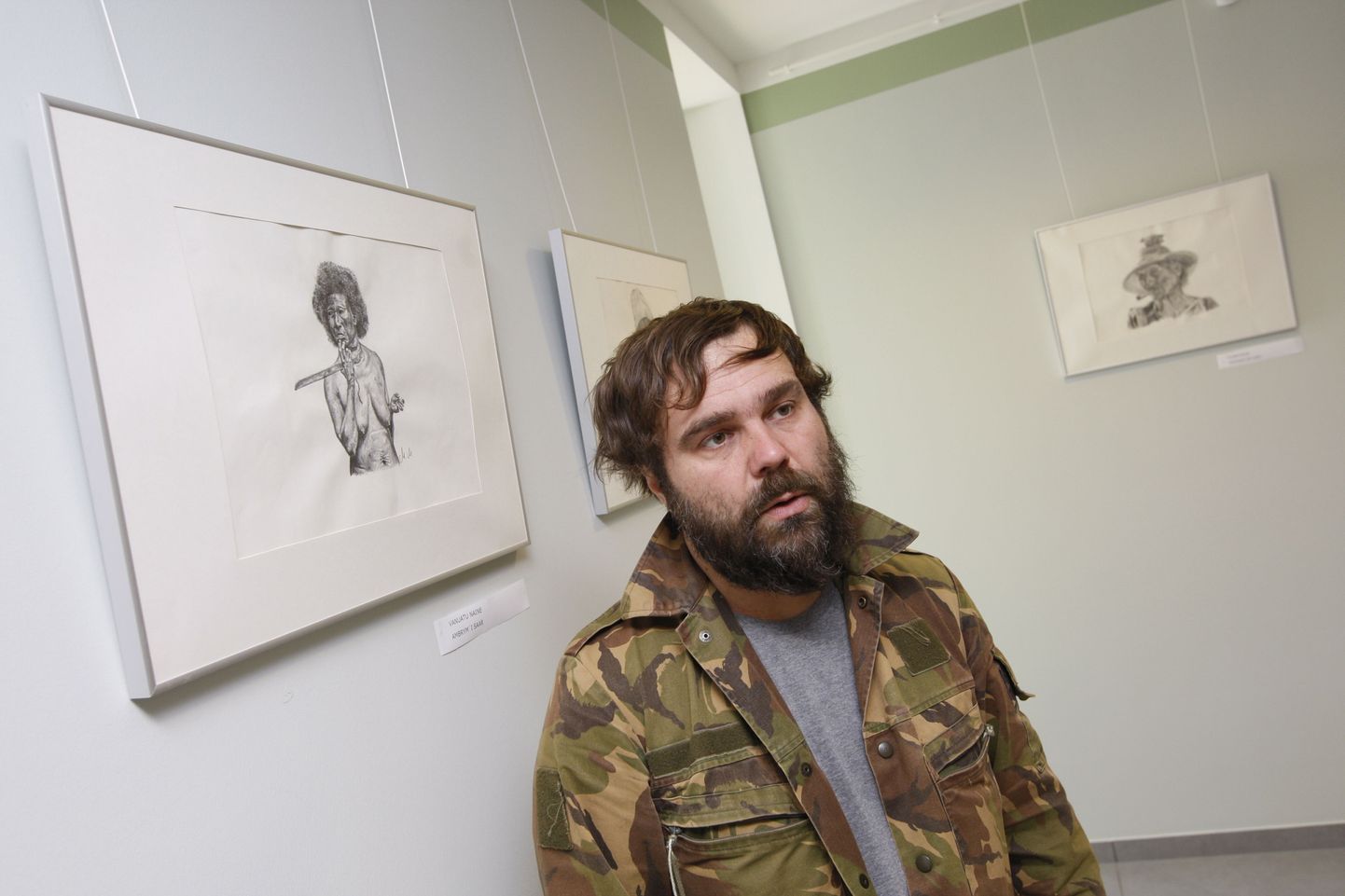 Toomas Aru (pildil) on Luunjas muude näituste hulgas avanud ka Marko Matvere pliiatsijoonistuste väljapaneku.