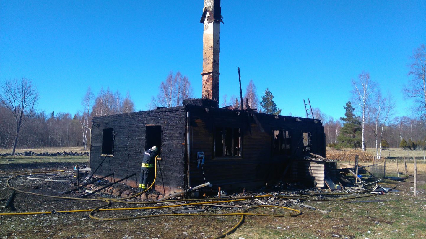 Varbla vallas Rädi külas hävis põlengus maja.