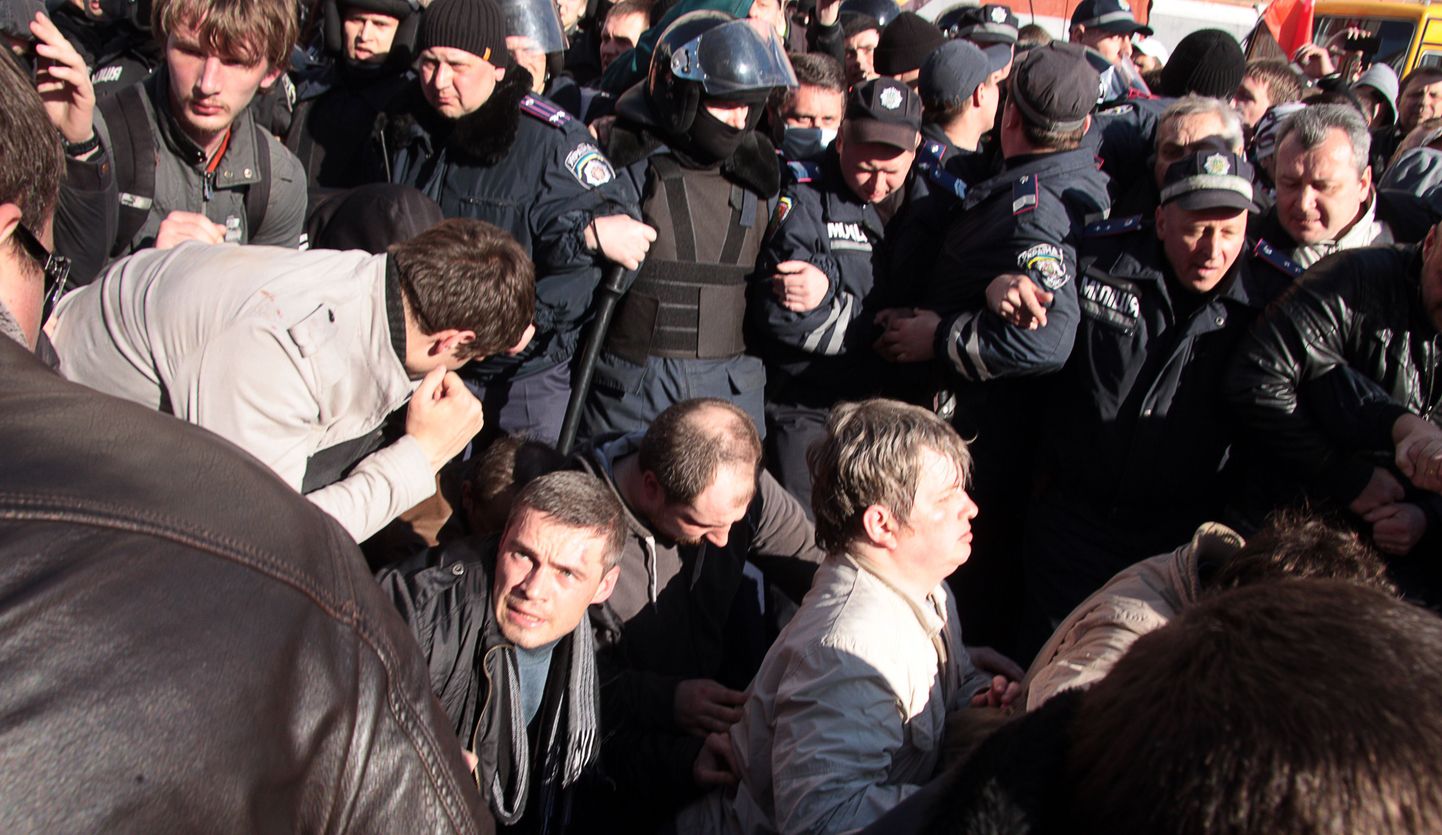 Venemeelsed sundisid ukrainameelseid läbima «häbikadalipu»