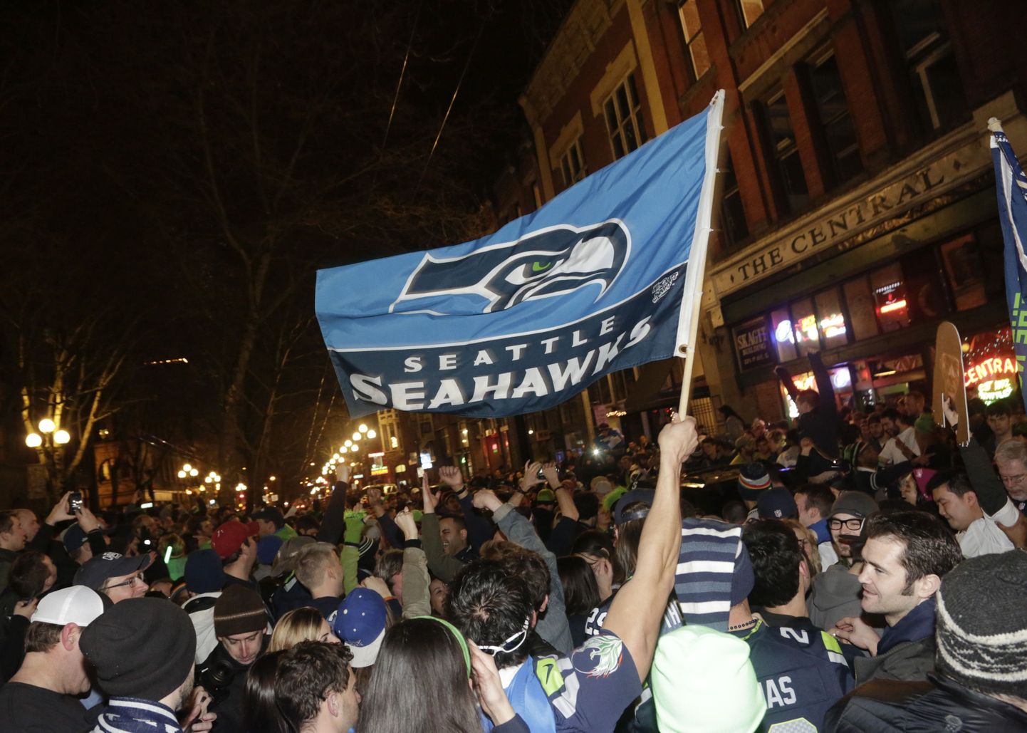 Seattle Seahawksi fännid tänavatel juubeldamas.