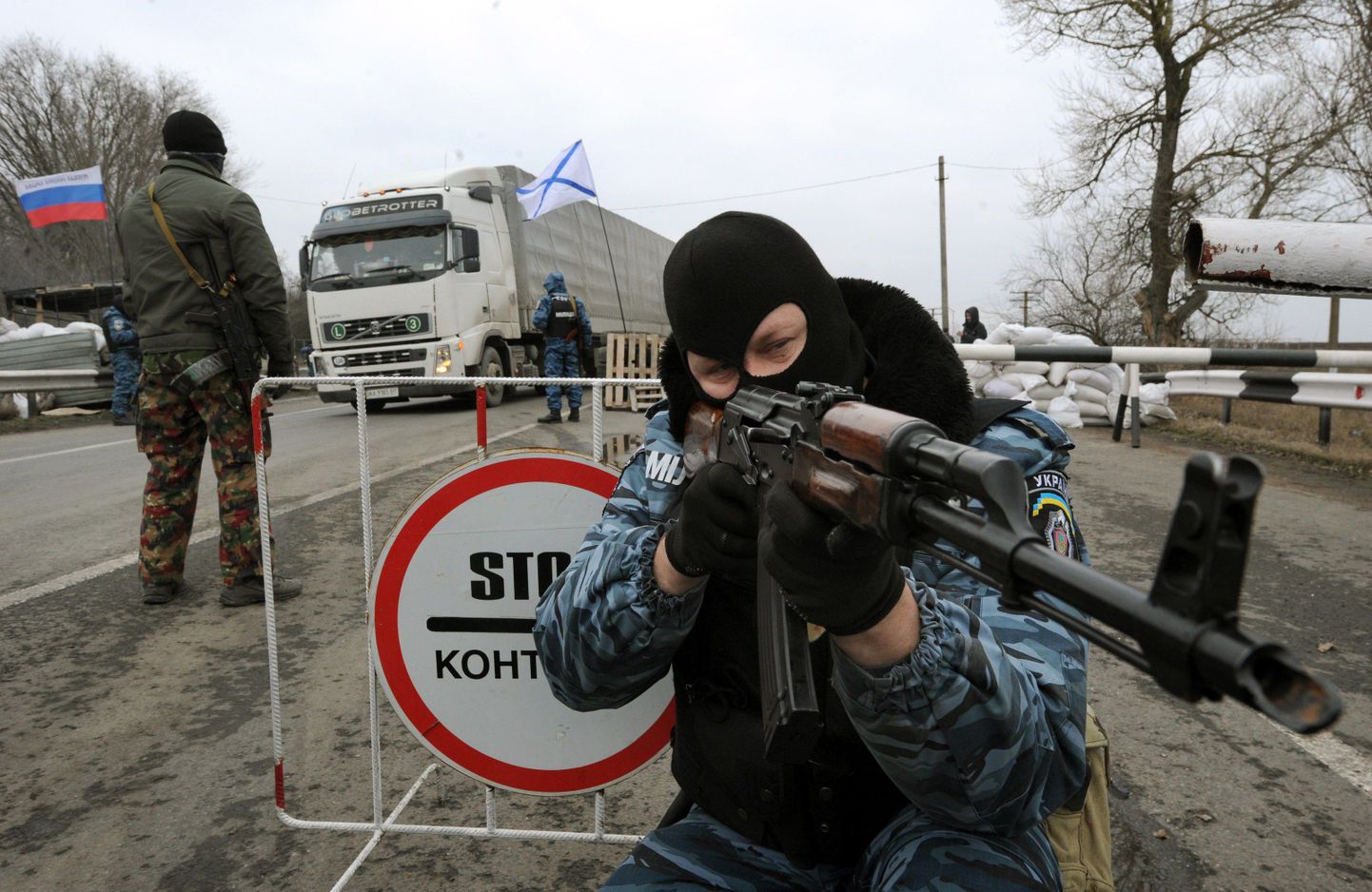 Kontrollpunkt Krimmi poolsaarelt Ukraina maismaale viival teel.