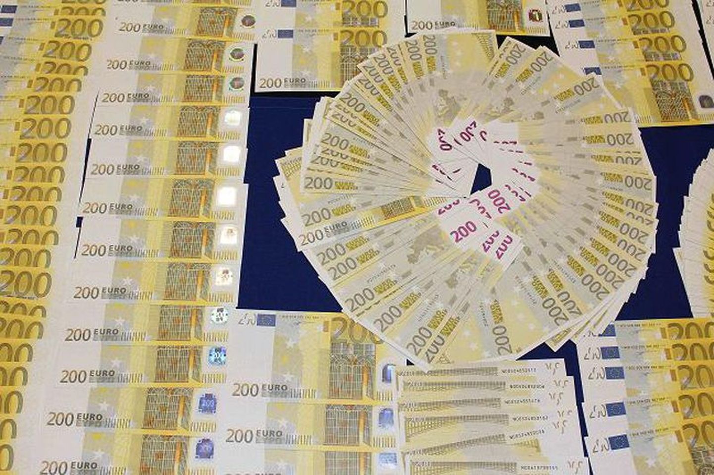 Portugali politsei leitud võltsitud 200-eurosed rahatähed.