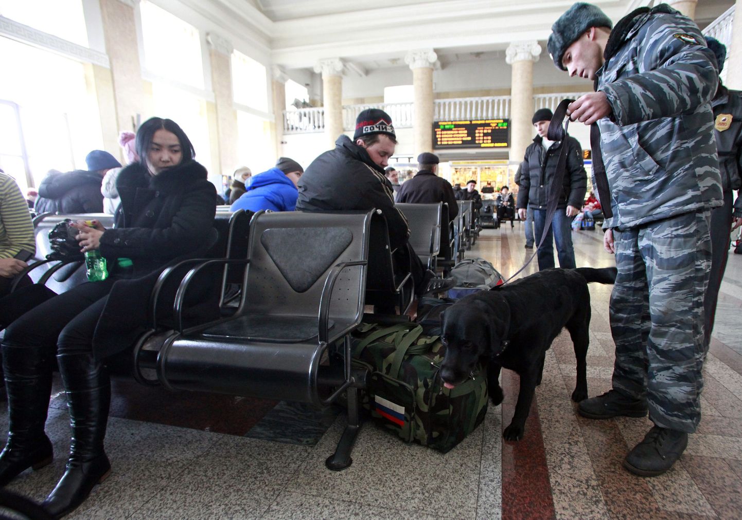 Miilits otsib võimalikke lõhkekehi koos labradori Larryga Krasnojarski raudteejaamas.