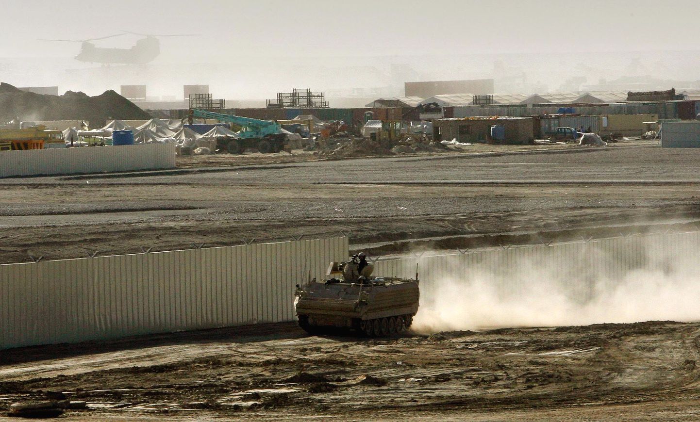 Soomuk patrullib Camp Bastioni piirdeaia taga Afganistanis.