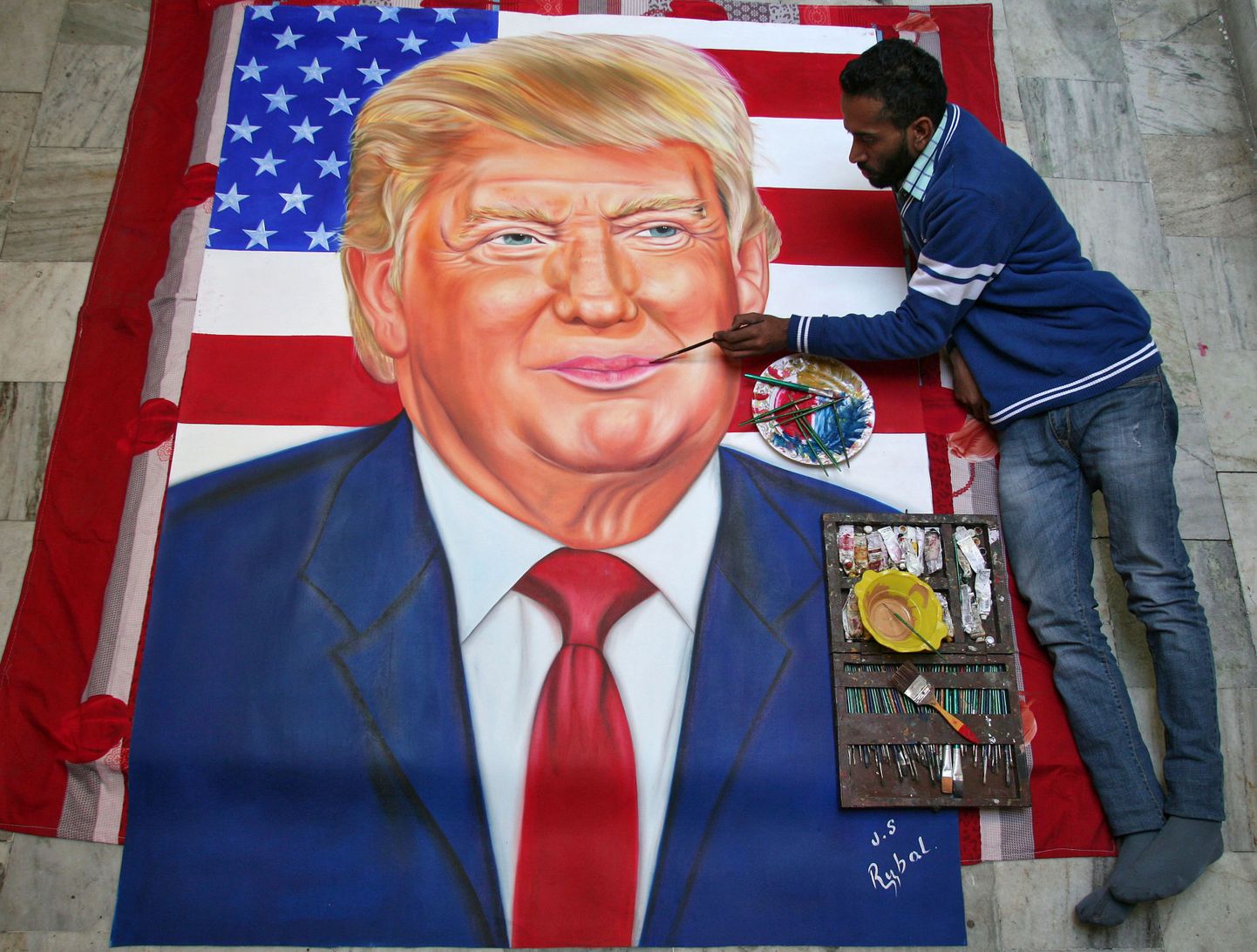 Indian kunstnik Jagjot Singh Rubal viimistlemas Donald Trump ametissevannutamise eel peatse presidendi portreemaali.