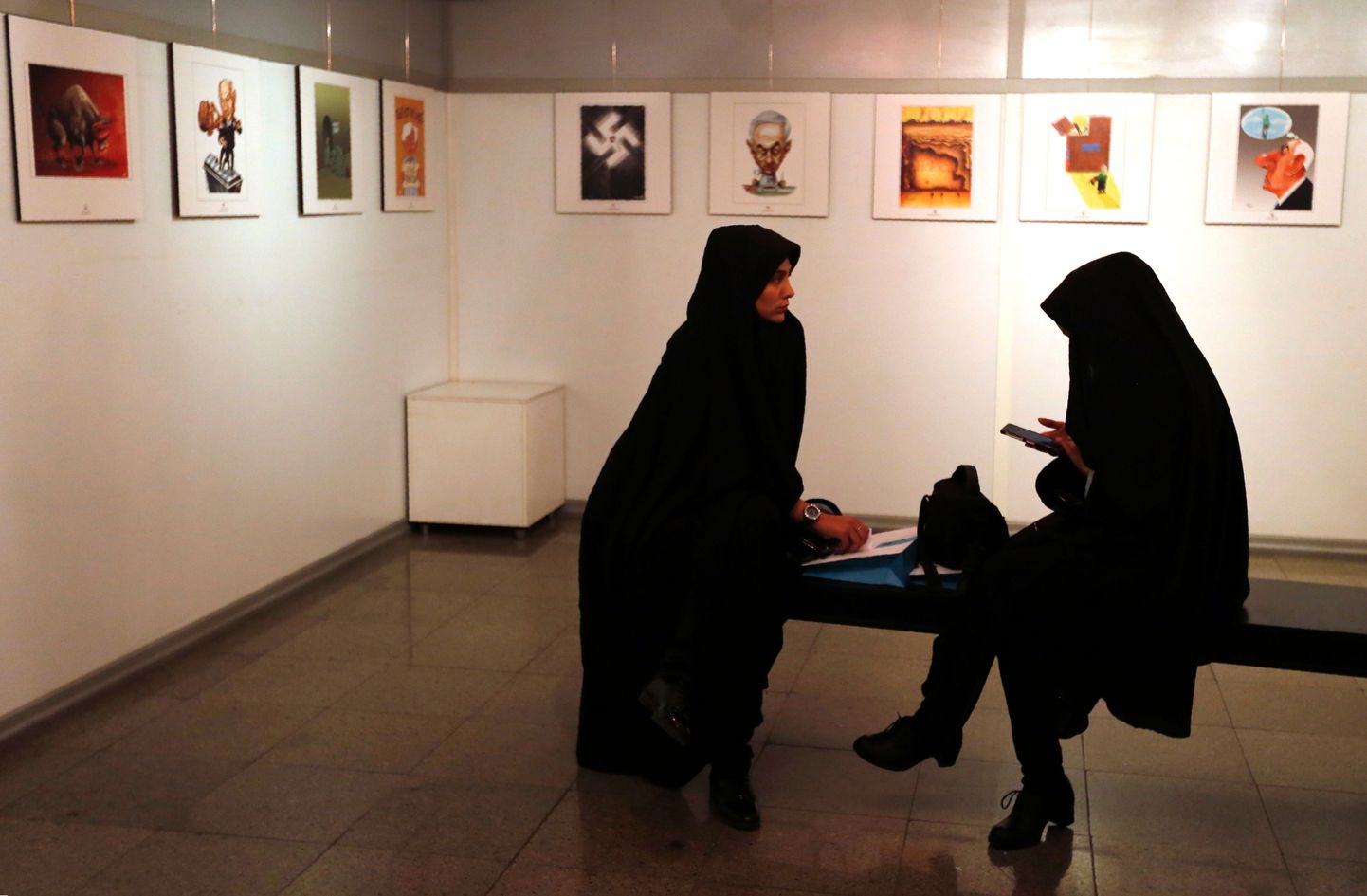 Iraani naised täna näitust külastamas.