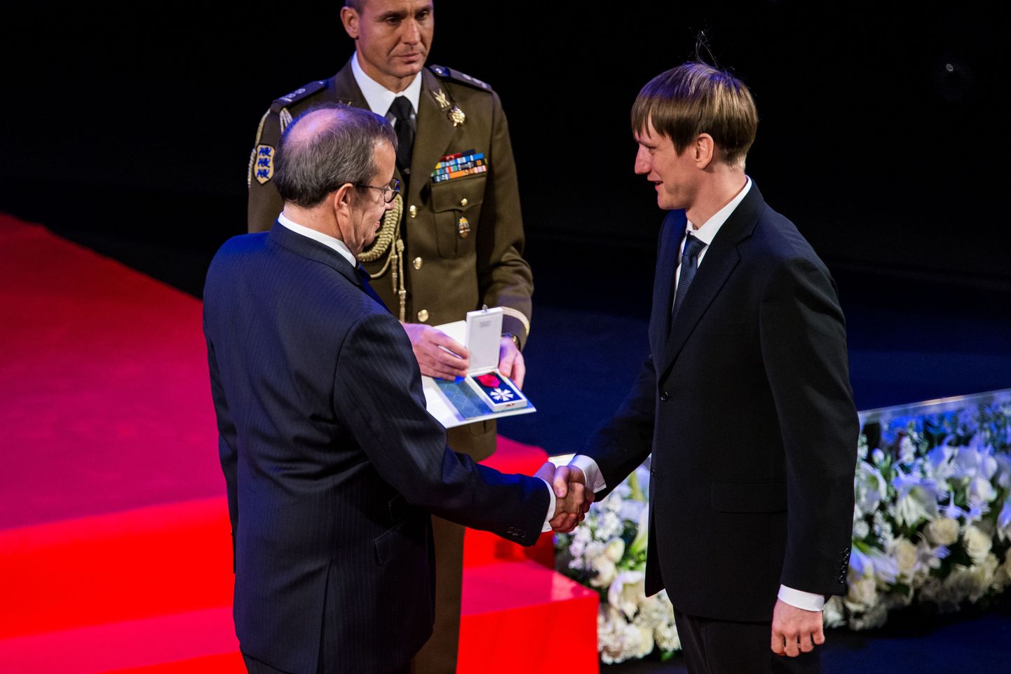 Eesti Vabariigi president Toomas Hendrik Ilves andis täna Vene Teatris Raio Piirojale Valgetähe V klassi teenetemärgi.