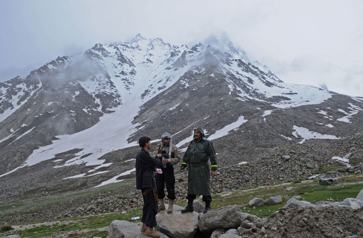 Afganistani julgeolekutöötajad 2010. aasta mais Salangi mäekuru lähedal. Samas piirkonnas kadusid eelmisel nädalal kaks Saksa meest.