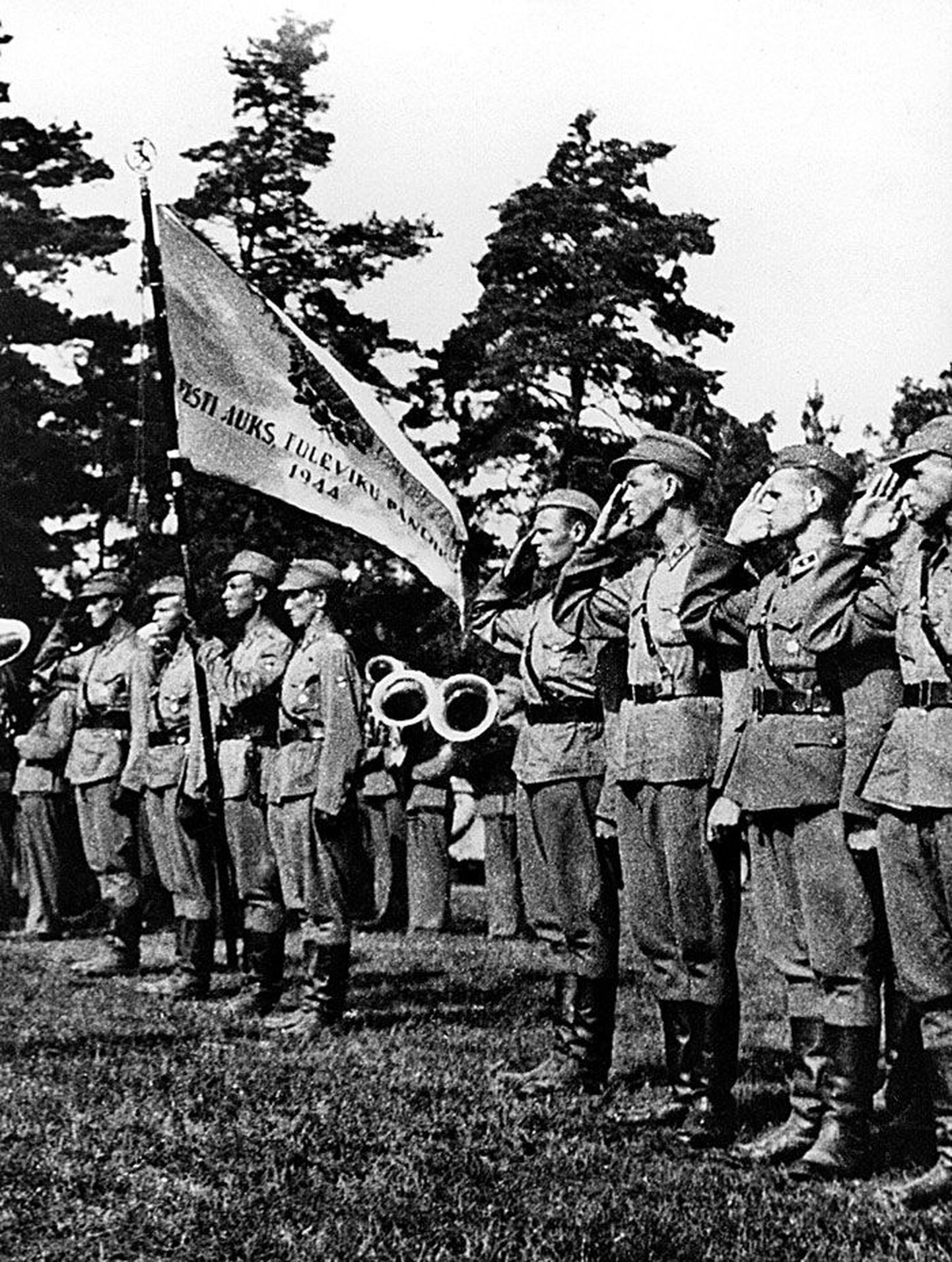 Eesti auks, tuleviku pandiks! Soomepoiste lipnikud oma lipu all pärast Soomest tagasipöördumist. 22. august 1944, Männiku.