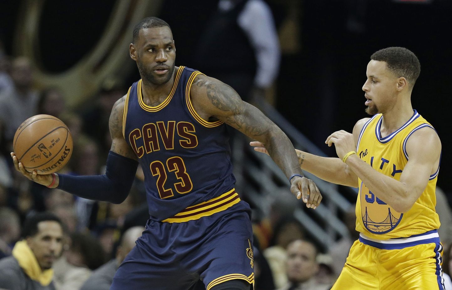 On sümboolne, et NBA kaks suurimat staari LeBron James (vasakul) ja Stephen Curry lähevad teist aastat järjest finaalis vastamisi.
