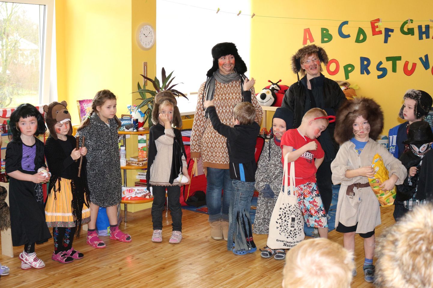 Nukide rühma mardisandid käisid mardilaupäeval Piilupesa lasteaia teistele rühmadele õnne toomas.