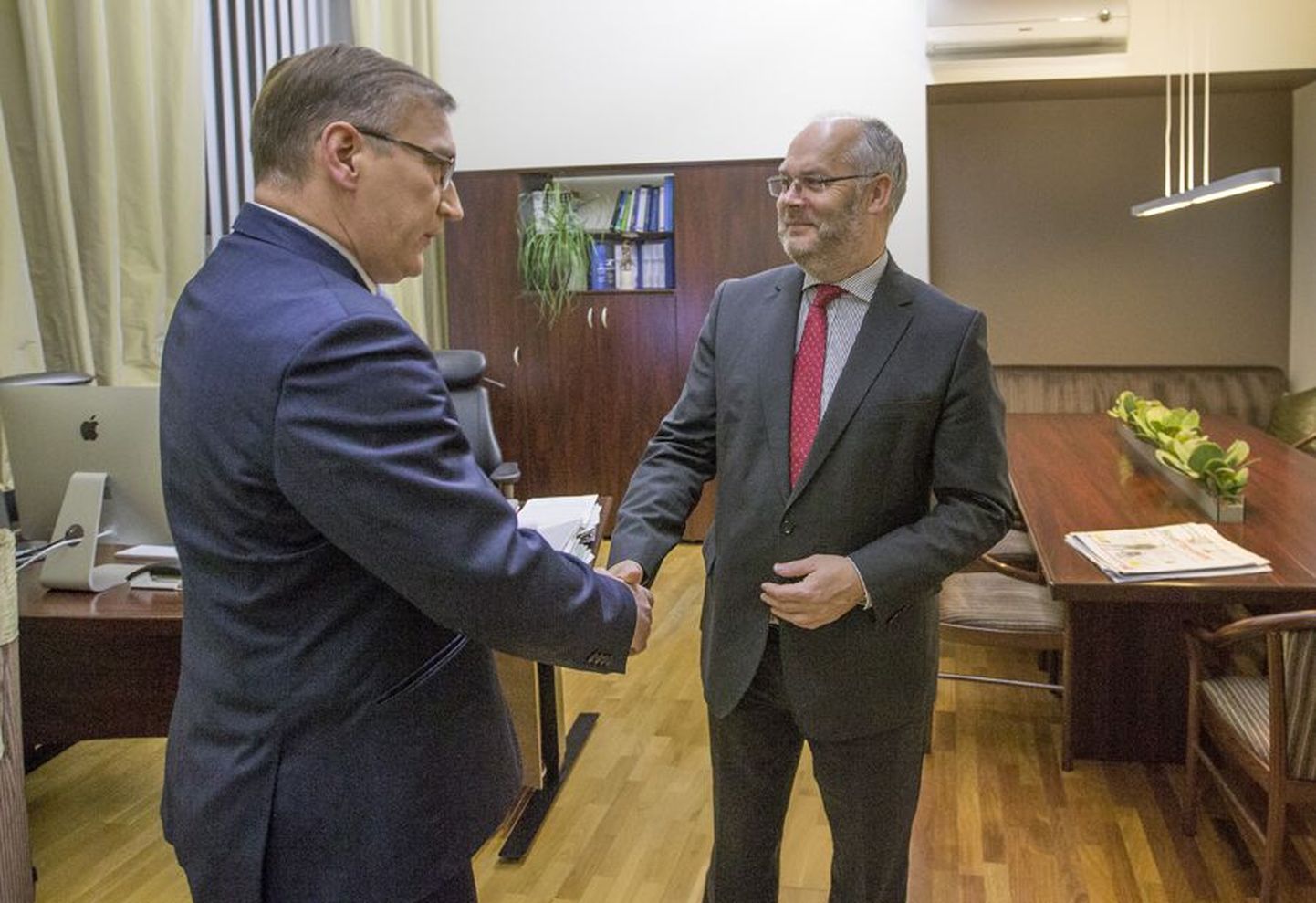 Eile kohtus Juhan Parts (vasakul) Euroopa Kontrollikoja teemal riigikontrolör Alar Karisega.