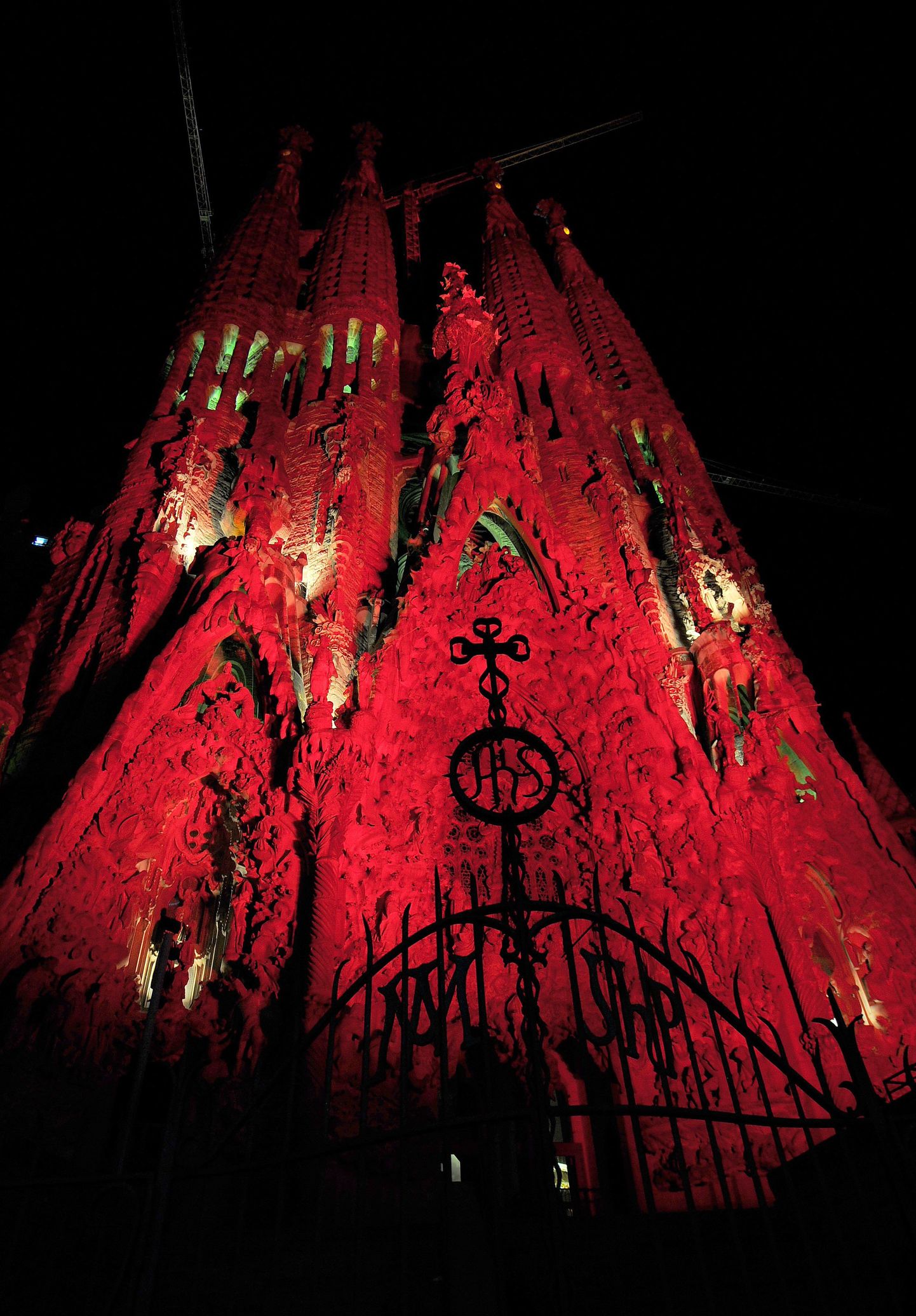 Sagrada Familia basiilika punases valguses