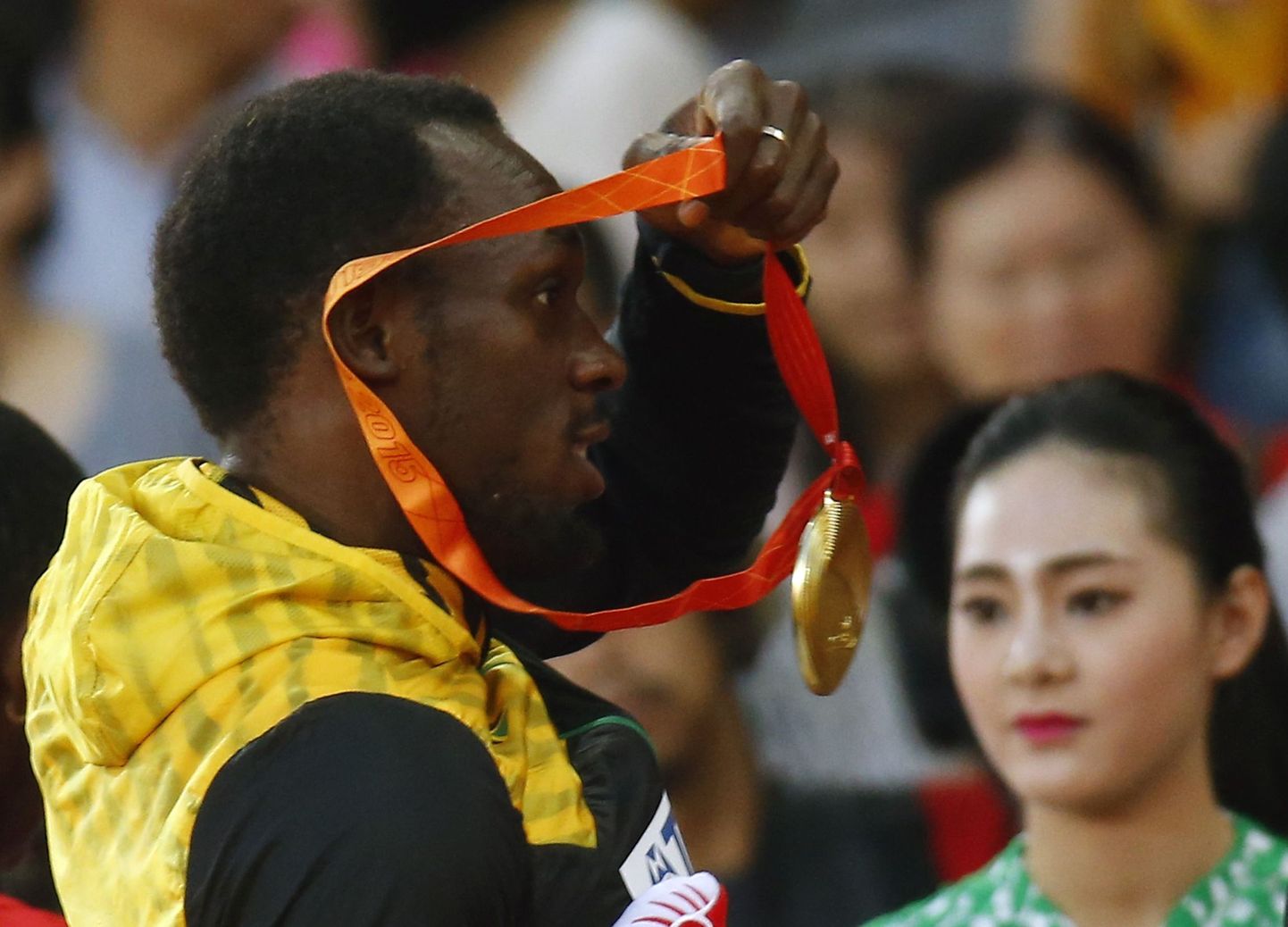 Usain Bolt eelmisel aastal Pekingi MMil võidetud kuldmedaliga.