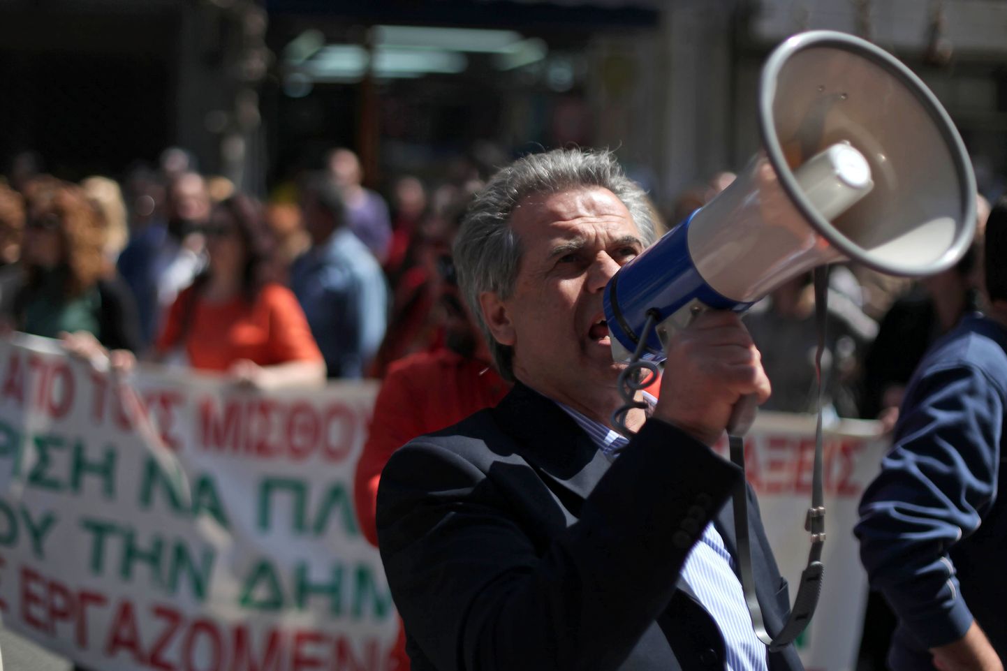 Meeleavaldaja Ateenas protesteerimas tervishoiukärbete vastu