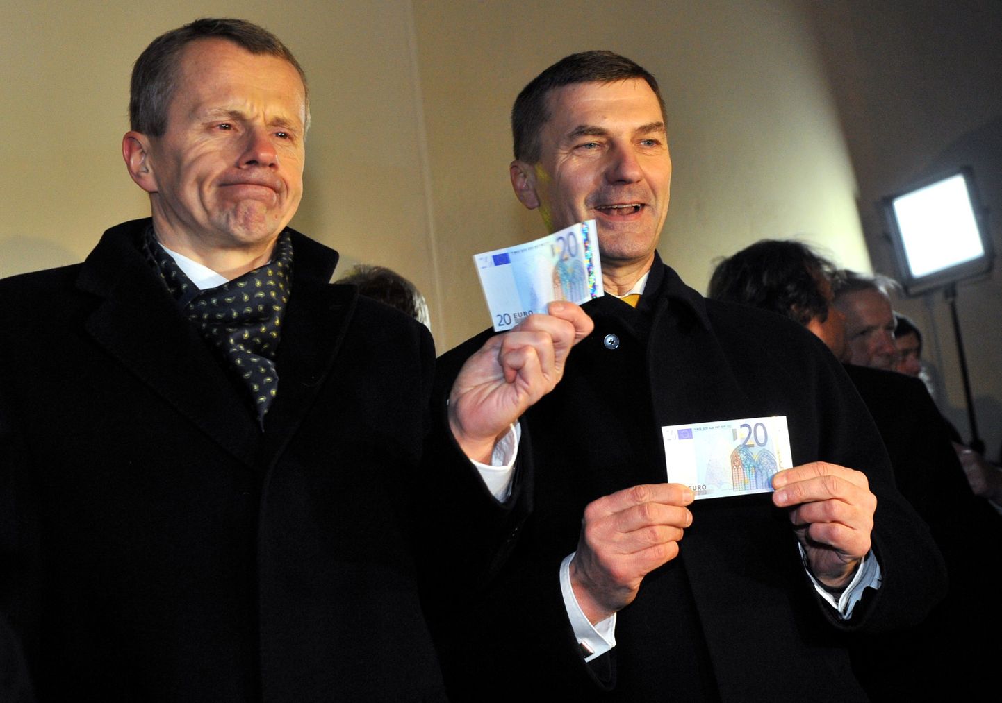Чтобы пополнить европейский Стабфонд, деньги собирают лучшие люди страны: Юрген Лиги слева, Андрус Ансип справа.