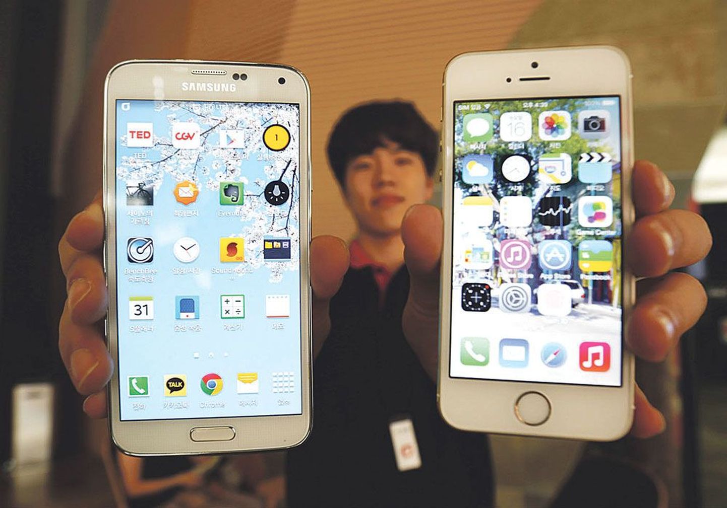 Вечные соперники – Samsung 5 vs iPhone 5. Безоговорочной победы пока не может добиться ни один из соперников, а стало быть конкуренция нарастает и клиенты – в выигрыше.