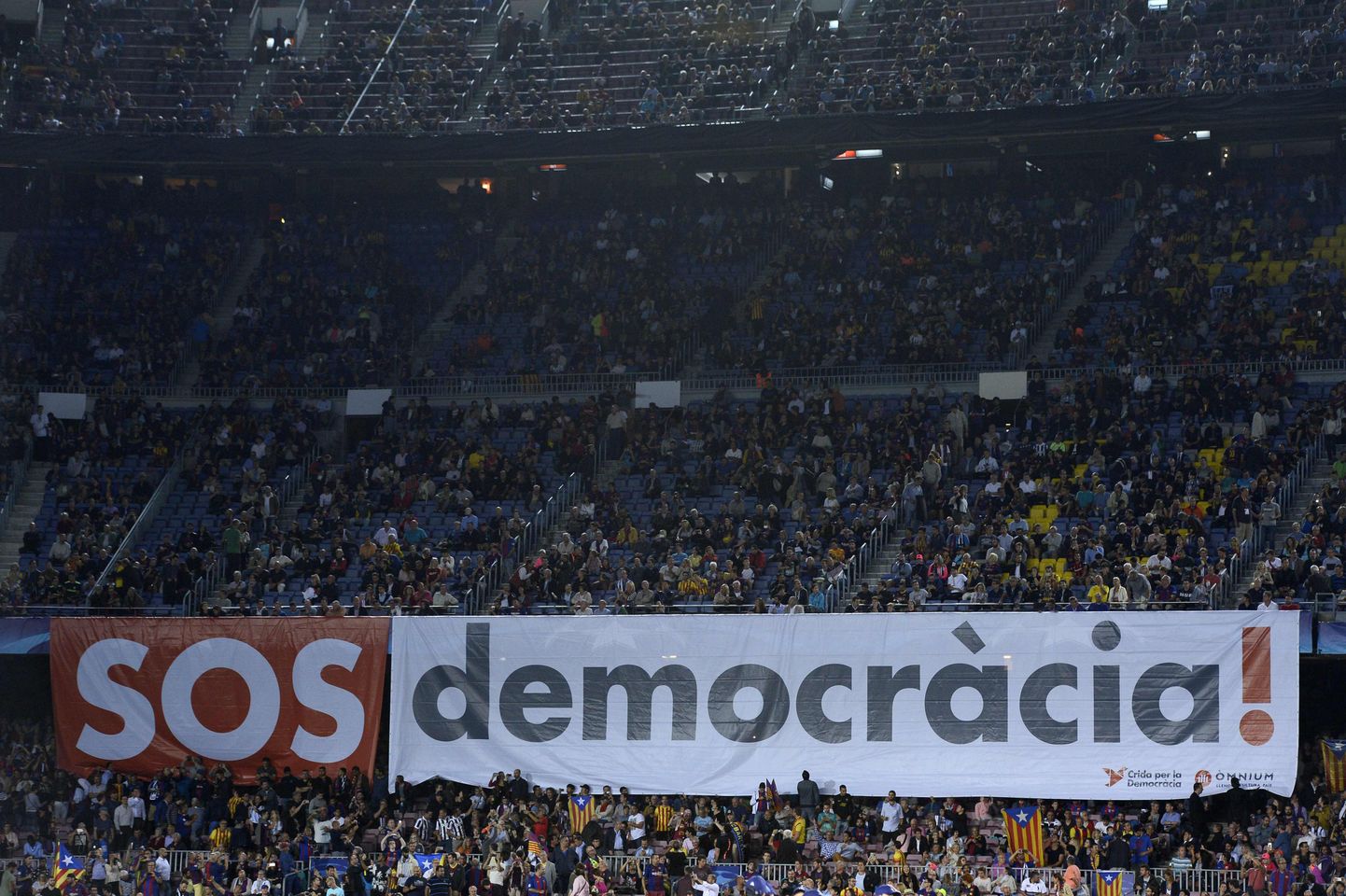 FC Barcelona mängule Juventusega võtsid iseseisvuslased kaasa nende kampaaniale tähelepanu juhtiva plakati kirjaga «SOS demokraatia». Hispaania valitsuse sõnul rikuvad demokraatia põhimõtteid aga iseseisvuslased, kes tahavd korraldada seadusevastast referendumit.