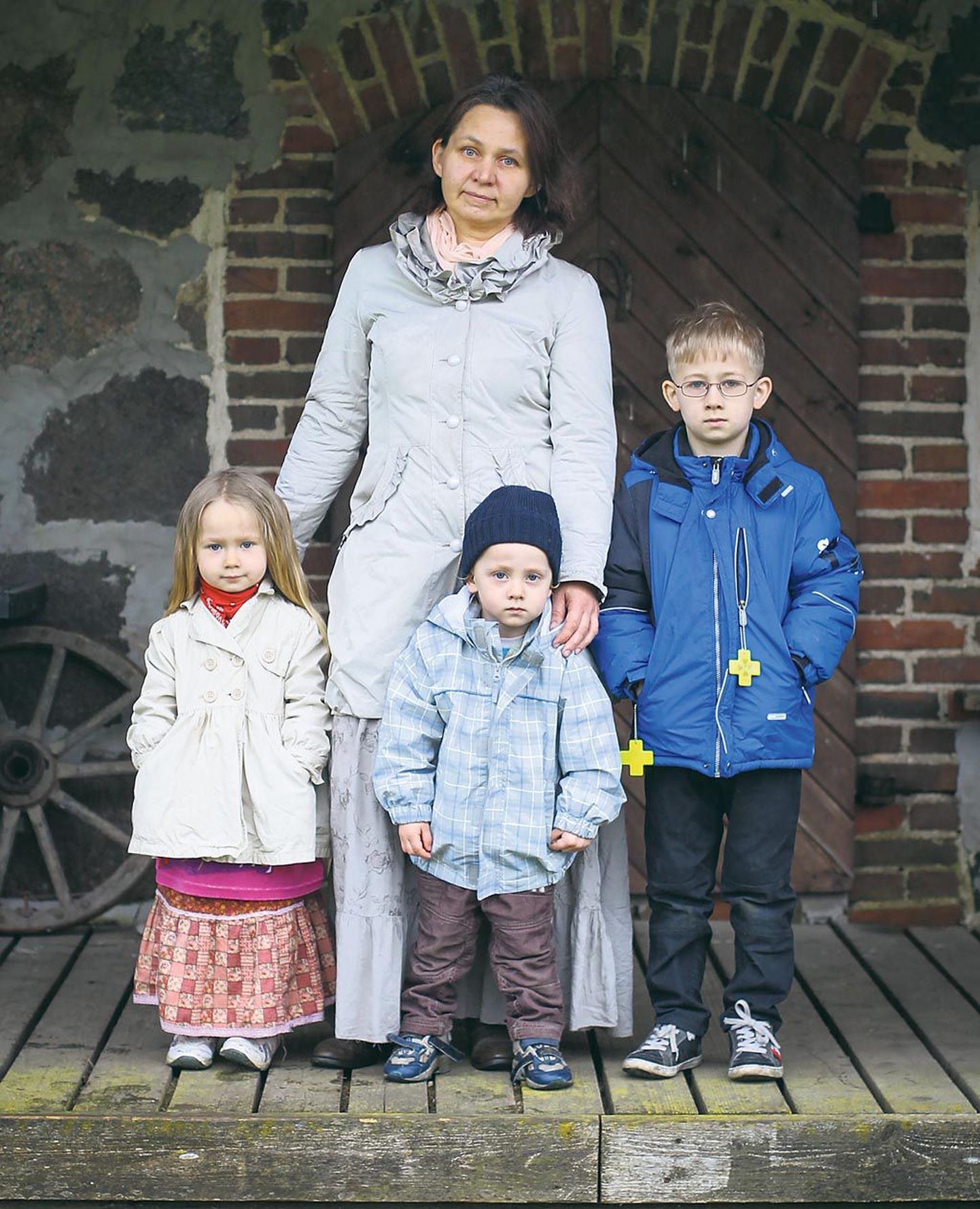Argipäeval on emaga kodus kolm mudilast: Aleks Rudolf ning kaksikud Anna Matilda ja Jakob Mattias.