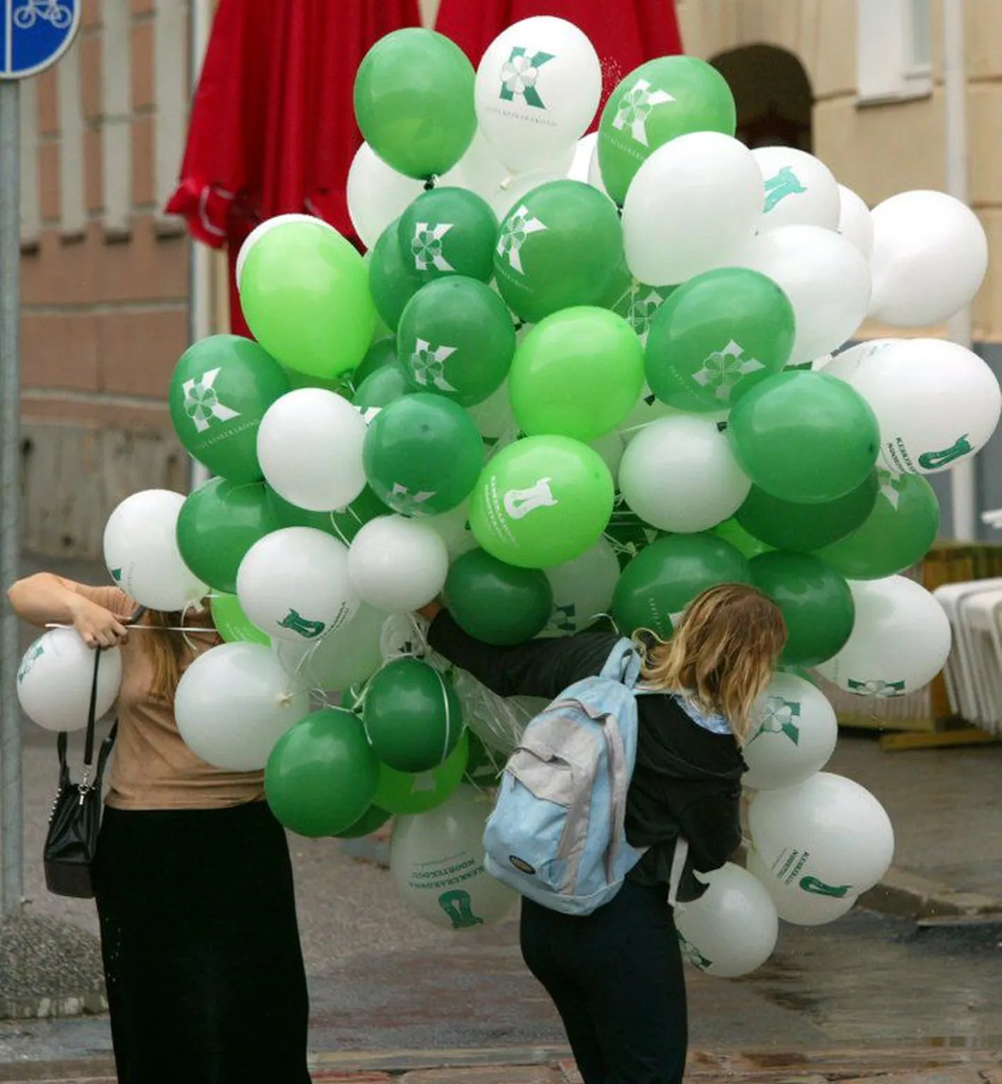Рекламные воздушные шары Центристской партии.