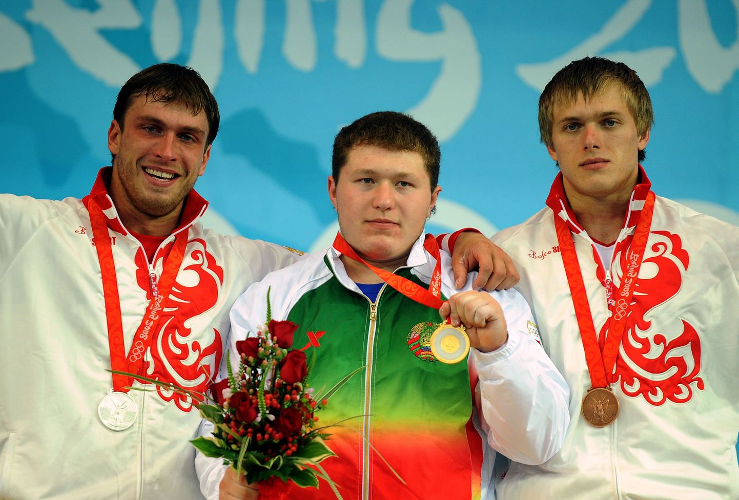 Vasakult: hõbeda võistnud Dmitri Klokov, kullavõitja Andrei Aramnau ja pronksi omanik Dmitri Lapikov.