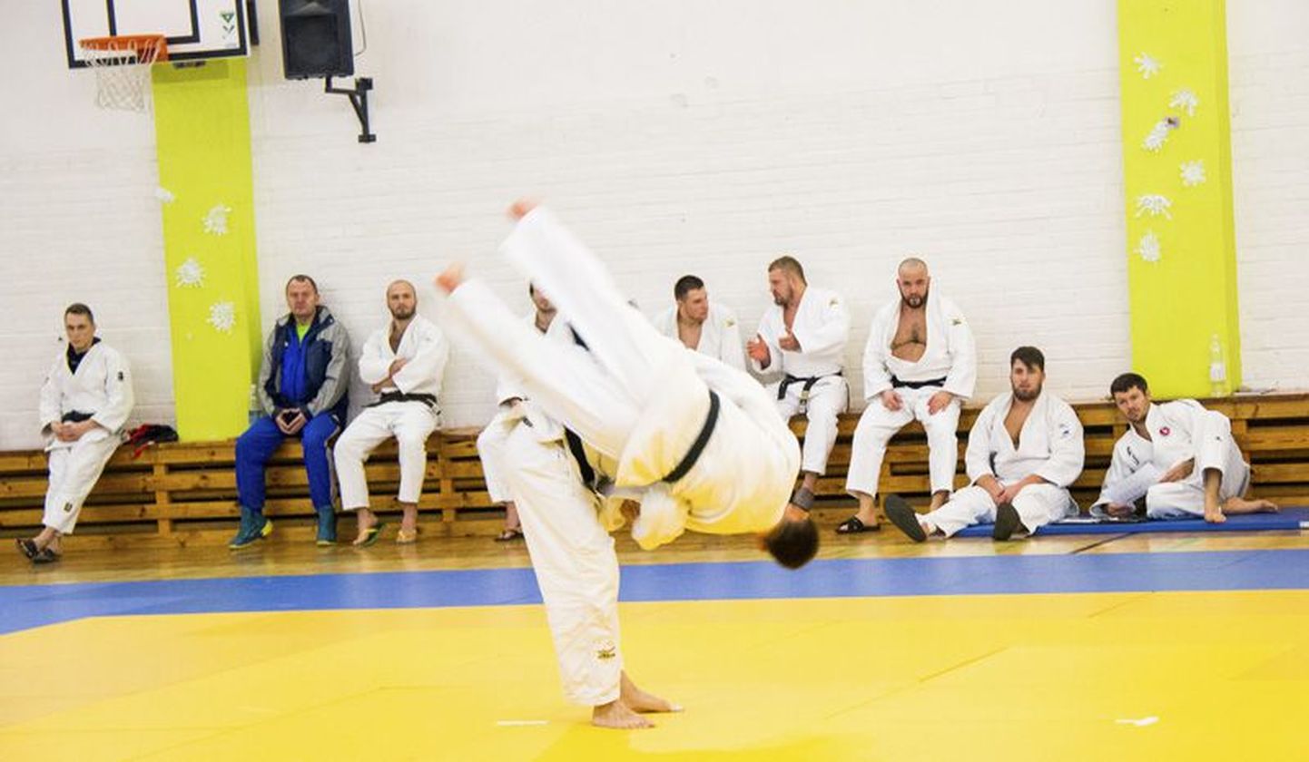 Judotreenerid harjutasid tehnikat, et eksamil peensusteni lihvitud oskusi näidata.