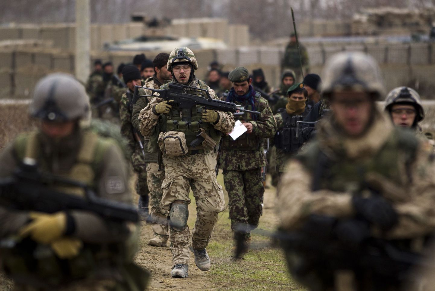 ISAFi missioonil osalevad Saksa sõdurid patrullivad koos afgaani sõduritega.