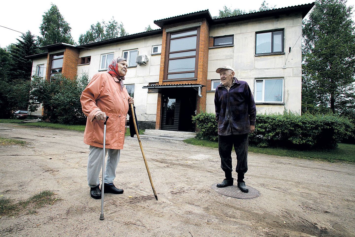 Vasula 11 majas elavad pensionärid Luise Jaaška ja Endel Rüütel jäid viimasel korteriühistu koosolekul vähemusse ning peavad enamuse otsusel hakkama oma pensionist maksma veelgi suuremat kuumakset.
