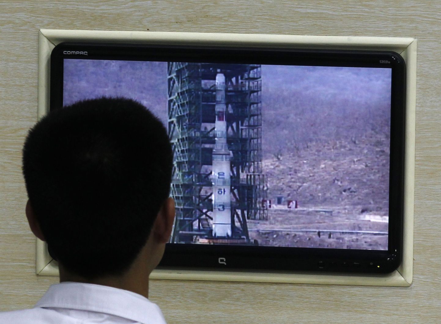 Põhja-Korea teadlane jälgimas Unha-3 kanderaketti